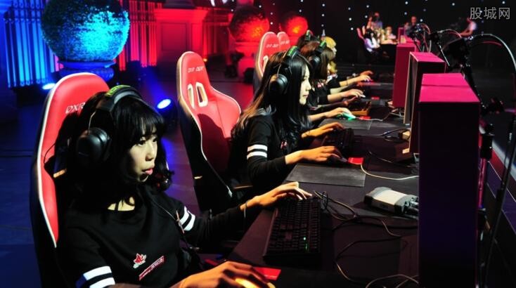 举冠军奖杯 举冠军奖杯